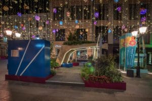 Rakennus, jossa on jouluvalot. Kuvassa on mustia värejä. Mukana myös majorelle blue, yö, joulukuusi.