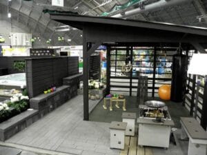 Rakennus, jossa on lasinen etuosa ja lasinen etuovi. Kuvassa on harmaa ja musta väri. Huoneessa on myös sisätilat, katto, lattia.