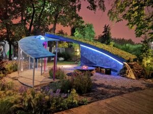 Uima-allas takapihalla. Kuvassa on ruskea ja musta väri. Mukana myös kasvi, ulkona, puu.