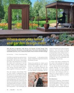 Henkilö, joka seisoo talon edessä. Kuvassa on valkoinen ja vihreä väri. Näyttää yhden henkilön. Sisältää myös tekstiä, puuta, kuvakaappausta.