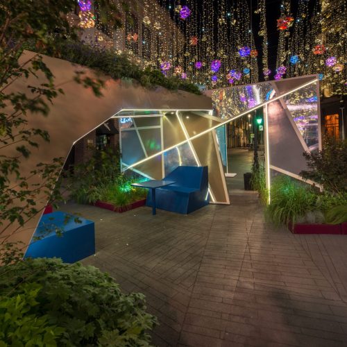 Piha, jossa on lava ja puita. Kuvassa on mustan ja ruskean värit. Mukana myös kasvi, ulkona, rakennus.