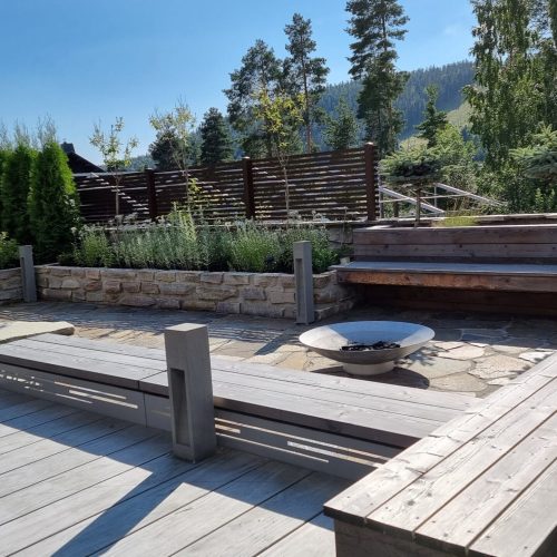 Kansi, jossa on uima-allas ja puukansi, jossa on puita ja aita. Kuvassa on mustaharmaa ja valkoinen väri. Mukana myös ulkona, kasvi, taivas.