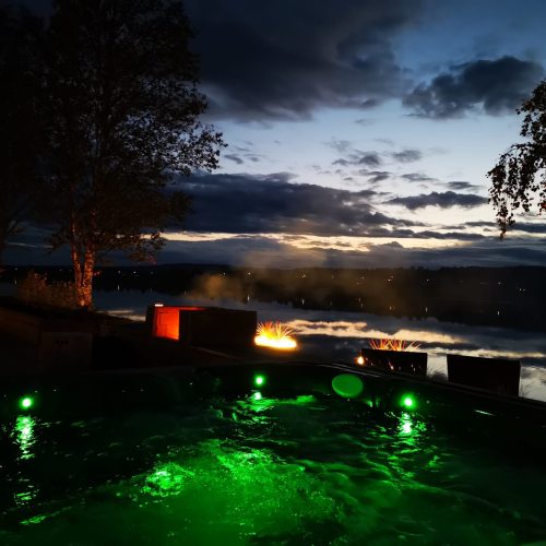 Uima-allas, jossa on valot. Kuvassa on mustia värejä. Mukana myös ulkona, pilvi, taivas.