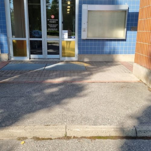 Rakennus, jossa on suuri pylväs. Kuvassa on harmaat värit. Huoneessa on myös ulkona, maassa, ikkunassa.