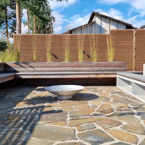 Patio, jossa on penkki ja uima-allas. Kuvassa on ruskea ja harmaa väri. Mukana myös ulkona, taivas, pilvi.