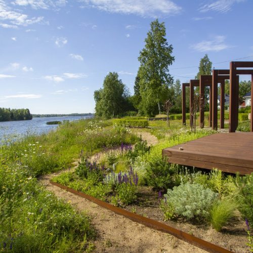 Puinen silta lammen yli. Mukana myös ulkona, kasvi, taivas.