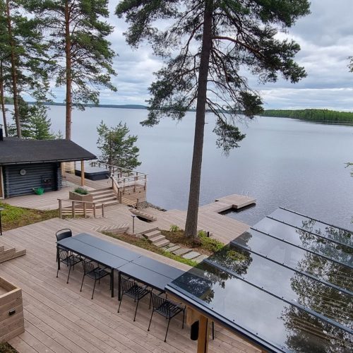 Kansi, jossa on uima-allas ja puita sen vieressä. Kuvassa on harmaat värit. Mukana myös ulkona, kasvi, taivas.