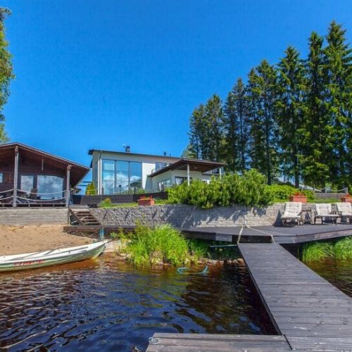 Vene vesillä. Kuvassa on sininen ja harmaa väri. Mukana myös ulkona, taivas, puu.