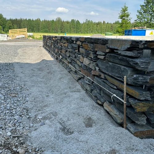 Suuri kasa kiviä. Kuvassa on harmaat värit. Mukana myös ulkona, taivas, maa.