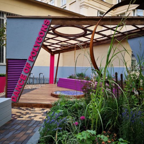 Puutarha, jossa on huvimaja. Huoneessa on myös ulkona, ikkuna, huonekasvi.