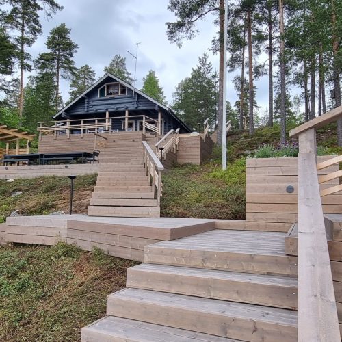 Puinen silta joen yli. Kuvassa on harmaat värit. Mukana myös ulkona, taivas, puu.