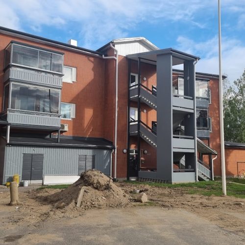 Rakenteilla oleva rakennus. Kuvassa on harmaa ja ruskea väri. Mukana myös ulkona, taivas, pilvi.