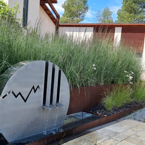 Suuri metallipannu, jossa on mustavalkoinen muotoilu. Kuvassa on harmaat värit. Sisältää myös ulkona, kasvin, ajoneuvon.