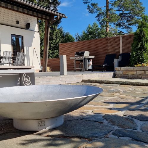 Valkoinen vene patiolla. Kuvassa on harmaat värit. Sisältää myös ulkona, maassa, rakennuksessa.