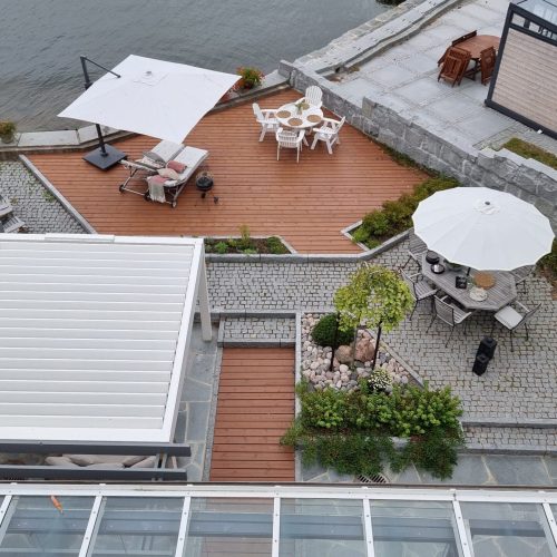 Kattonäkymä talosta. Kuvassa on harmaa ja valkoinen väri. Huoneessa on myös ulkona, kasvi, ikkuna.