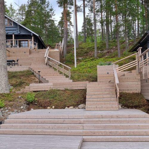 Puinen kansi, joka johtaa taloon. Kuvassa on harmaat värit. Sisältää myös ulkona, kasvina, rakennuksena.