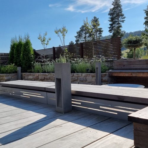 Kansi, jossa on puukansi ja puita taustalla. Kuvassa on mustavalkoinen ja harmaa väri. Sisältää puun, palmun ja penkin. Mukana myös ulkona, taivas, pilvi.