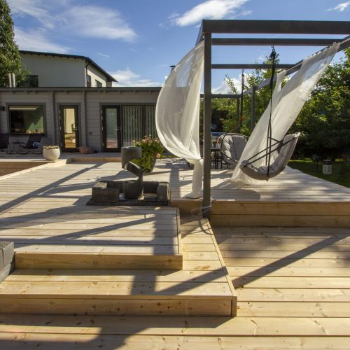 Talo, jossa on kansi ja liukumäki. Kuvassa on harmaat värit. Mukana myös ulkona, taivas, pilvi.