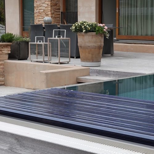 Uima-allas, jossa on kansi ja kansi, jossa on kansi ja rakennus. Kuvassa on harmaat värit. Mukana myös ulkona, komposiittimateriaali, huonekasvi.