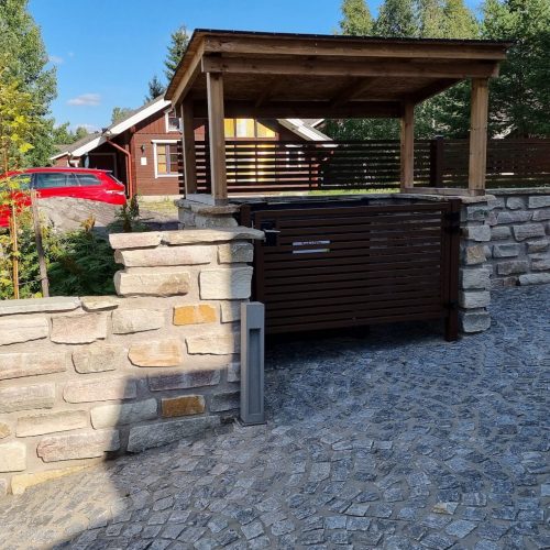 Auto pysäköity ajotielle. Kuvassa on harmaa ja musta väri. Sisältää myös ulkona, kasvina, maana.