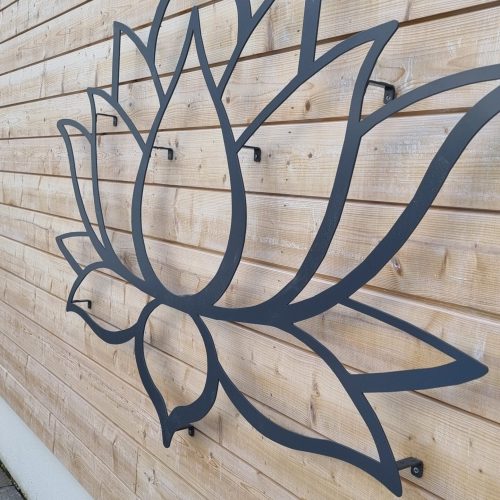 Puuaita metallirungolla. Kuvassa on harmaa ja valkoinen väri. Mukana myös ulkona, graffiti, kasvi.