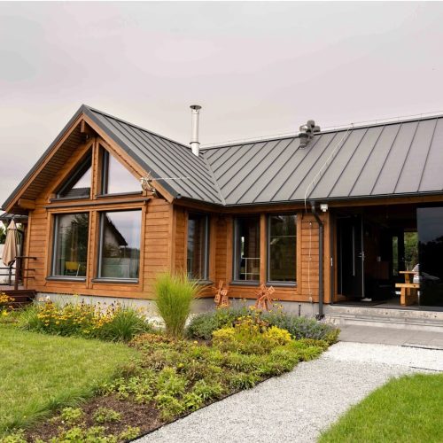 Talo, jossa on ajotie. Kuvassa on valkoisia värejä. Sisältää myös ulkona, kasvina, rakennuksena.