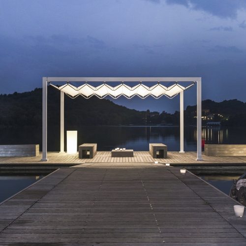 Laituri, jossa on rakennus. Kuvassa on musta ja sininen väri. Mukana myös ulkona, taivas, pilvi.