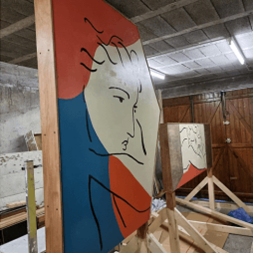 Surffilauta on seinällä. Kuvassa on harmaa ja ruskea väri. Sisältää myös taidetta, sarjakuvaa, maalausta.