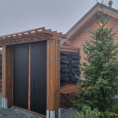 Puu talon edessä. Kuvassa on harmaat värit. Mukana myös ulkona, rakennuksena, taivaana.