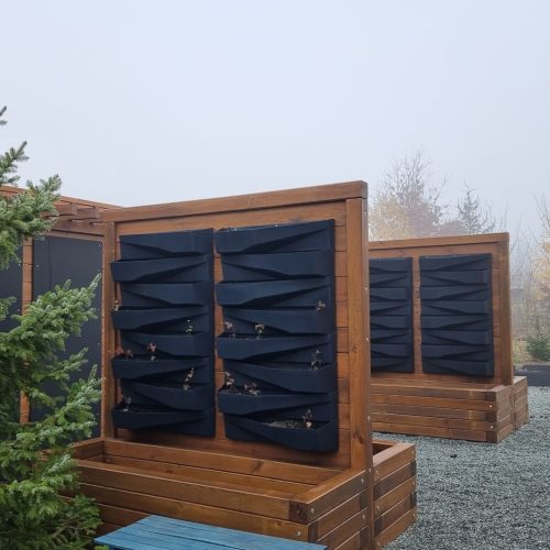 Talo, jossa on lasiseinä. Kuvassa on valkoinen ja harmaa väri. Mukana myös puu, ulkona, taivas.