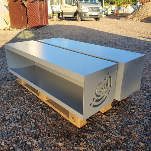 Laatikko maassa. Kuvassa on harmaat värit. Mukana myös ulkona, kontti, hiekka.