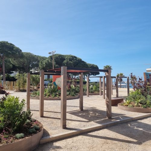 Puurakenne puutarhassa. Kuvassa on harmaat värit. Mukana myös ulkona, taivas, kasvi.