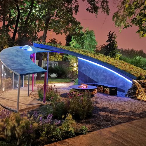 Uima-allas takapihalla. Kuvassa on ruskea ja musta väri. Mukana myös kasvi, ulkona, puu.