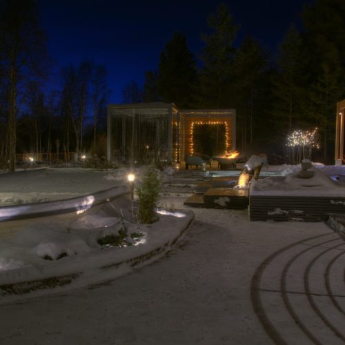 Talo, jossa on uima-allas ja puita sen ympärillä. Kuvassa on mustia värejä. Huoneessa on myös ulko-, taivas- ja maisemavalaistus.