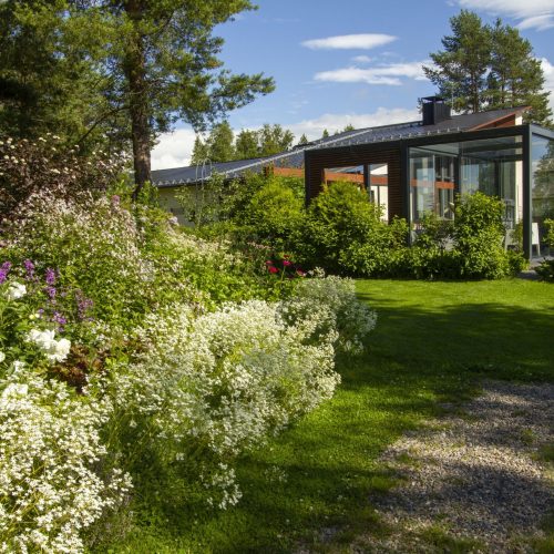 Talo, jossa on suuri nurmikko ja suuri puutarha. Huoneessa on myös ulkona, ruoho, puu.