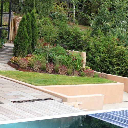 Uima-allas takapihalla. Kuvassa on vihreä ja valkoinen väri. Mukana myös puu, ulkona, kasvi.