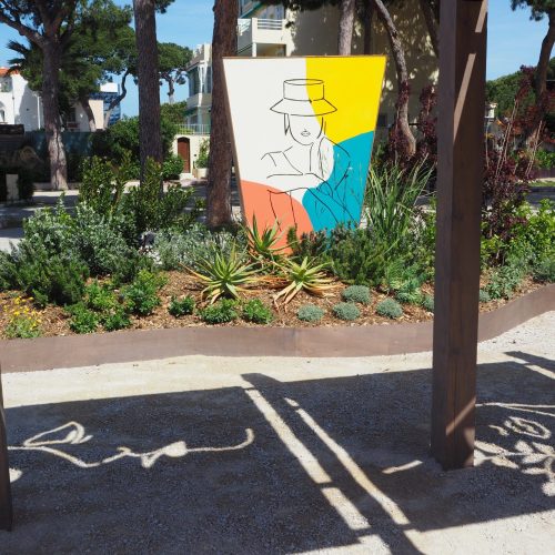 Kyltti seinällä. Kuvassa on valkoisia värejä. Sisältää myös ulkona, kasvina, maana.